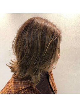 アディクト(ADDICT) ベージュハイライト外はねボブ