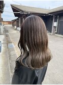 オリーブベージュ