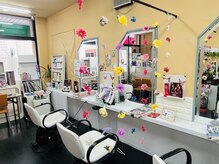 店内は温もりのある柔らかい暖色と木材を使用した安らぎ空間