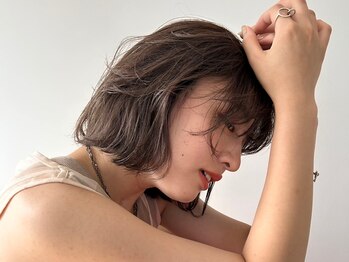 シアン(cyan)の写真/大人女性の品と抜け感を叶える”育てるグレイカラー”。大人の髪をもっと自由に美しく。