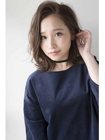ヘアデザイン ソラ(Sola)&nbsp;フェミニンヘア：斜めバング×外ハネくびれウェーブミディ