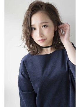 ヘアデザイン ソラ(Sola) フェミニンヘア：斜めバング×外ハネくびれウェーブミディ