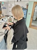 ショートボブ切りっぱなしボブタッセルボブミルクティーベージュ