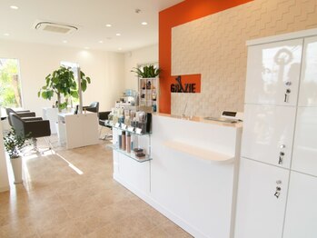 ヘアーアンドネイル グラーチェ(Hari&Nail GRAZIE)の写真/光が差し込む明るい店内◇お悩みやご要望など一人一人にしっかりと向き合い、気軽に相談しやすい雰囲気◎