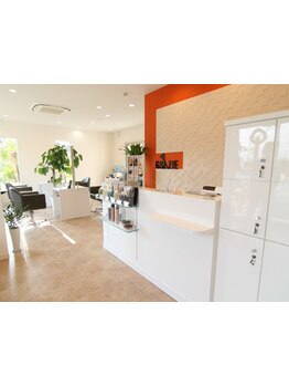 光が差し込む明るい店内◇お悩みやご要望など一人一人にしっかりと向き合い、気軽に相談しやすい雰囲気◎