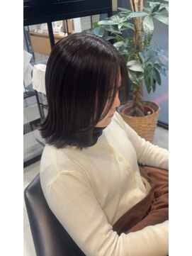 イワイナゴヤ(i i -IWAI NAGOYA-) 地毛風艶カラー×外ハネミディ