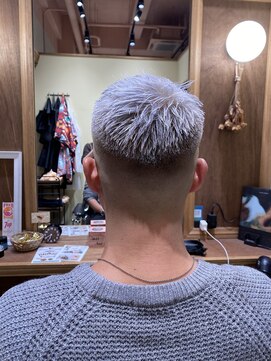 フォーコーナーズ(Four Corners) フェード・スキンフェードツーブロック刈り上げジェットモヒカン