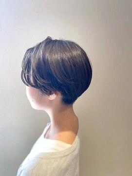 ミース(Mys) 刈り上げショート×透け感MAX暗髪カラー