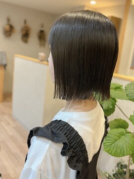 エホン(ehon) 少しはねた毛先が黒髪を感じさせない軽さを作る切りっぱなしボブ