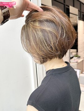 ステア ケース(stair case) ハンサムショートハイライトカラー白髪ぼかし耳かけ