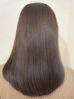レイヤーカット×くすみベージュで透明感のある柔らかい質感ヘア