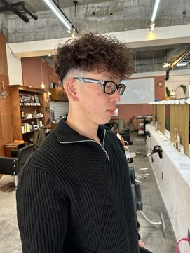 チャプター 問屋町(chapter) スペインカールスキンフェードブラウンカラー眉毛カット