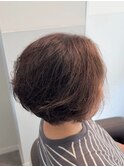  クセ毛でも綺麗◎ナチュラルに馴染むグレイカラーショート
