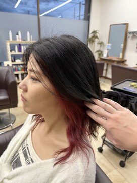 トップスタイル リッチ チラ見えで惹きつけるレッドインナーカラー