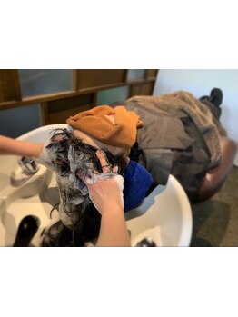 【ライセンス所持のスパニスト在籍】シャンプーで日常の安らぎを…。ヘッドスパで贅沢な非日常の癒しを♪