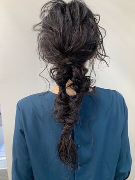 カフネ ジュントス ヨロ(Cafune' juntos YOLO) パーティアレンジ　ツインポニー