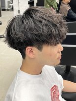 フイ メンズヘア ヨヨギ(Hui men's hair yoyogi) メンズ/アップバング/ツーブロックマッシュ/束感ショート/波巻き