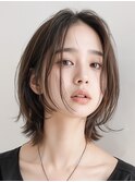 「ミディアムヘアで、ナチュラルな美しさを手に入れよう」