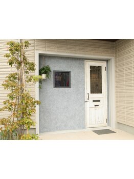 お手軽プライスでも、高発色カラーで色持ち良し！厳選した薬剤で、肌や髪に優しいカラーをお試し下さい！