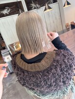 マキラ(MAKIRA)&nbsp;切りっぱなしボブ×ホワイトベージュ