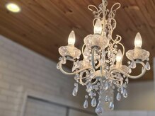 ラカシェット(La cachette)の雰囲気（店内を彩るシャンデリア♪）