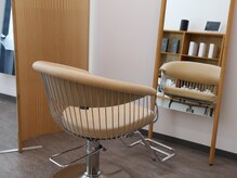 ぬくもりのある素材と座り心地の良いチェアで待ち時間もゆったり♪〈大阪/マンツーマン/髪質改善〉