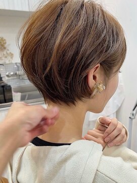 アイドットプラス 札幌大通り(i.+ODORI) 前髪あり小顔くせ毛カバーベージュカラー丸みショートボブヘア