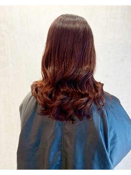 ロッカヘアエジェ(ROCCA hair eje.) イメチェン艶カシスブラウンのゆる巻きミディ