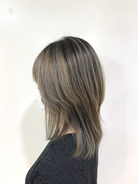 アズール 草加(azule) ブリーチでつくるグレージュカラー