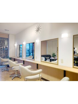 少人数だからこそできる丁寧なカウンセリングと、髪の状態を見極めた的確な施術で理想のヘアが叶う♪