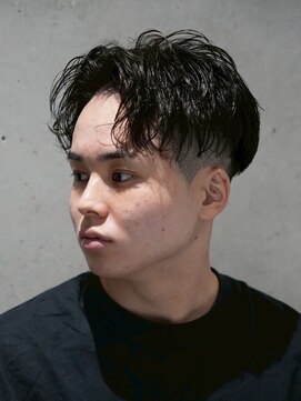 MEN'S/センターパート×ニュアンスパーマ/テーパーフェード