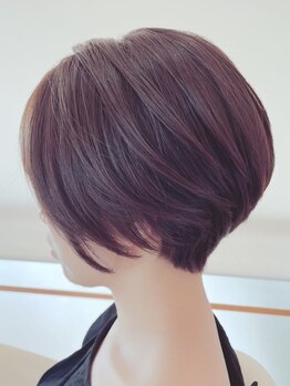 白髪ぼかしのハイライトもお任せください！魅せるグレイカラーでお洒落なStyleを実現♪【聖蹟桜ヶ丘】