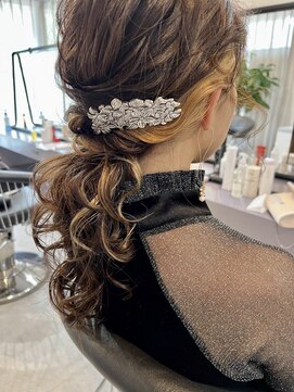 ニィ(2iee.) ゆるふわダウンポニー