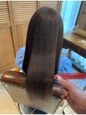 赤みを抑えたアッシュ系カラーとロアナヘアエステ