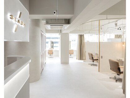 スラッシュ ホワイト(SLASH white)の写真