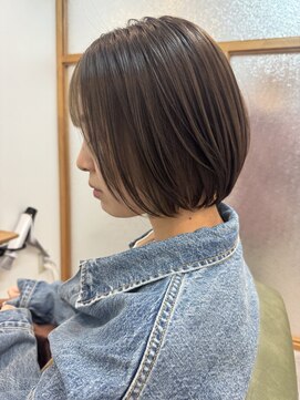 エニル(enil) 小顔見せ叶うベージュのフェイスフレーミングショートスタイル