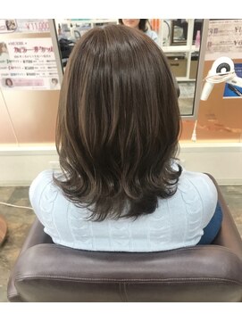 ムエベ(MUEBE) ヌーディベージュ×ミディアム外ハネヘア