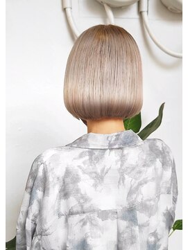 ルーツ(Roots) 2ブリーチ /ホワイティミルクティ/ハイトーンカラー×艶ボブ