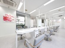アッシュ 横浜西口店(Ash)の雰囲気（白を基調にして清潔感溢れる店内【横浜/髪質改善/ブリーチ】）