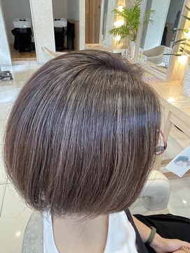 ミーサ(MYSA) 白髪ぼかしハイライト×ショートボブ