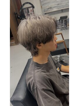 ヘアデザイン ゴドバン(Hair Design Gdobant) センターパートウルフホワイトカラーエンドカラー