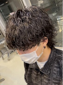 フィフスワン(fifth one) センターパートツイストスパイラルパーマツーブロックメンズヘア