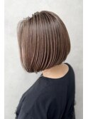白髪ぼかし×艶カラーの大人前下がりボブ