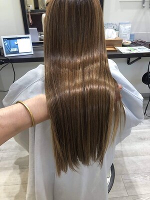 広がりや、クセを抑えナチュラルな質感で自然なストレートヘアに♪思わず触れたくなるようなスタイルに♪