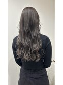 エモージュハイライトカラーアッシュグレーベージュロングヘアー