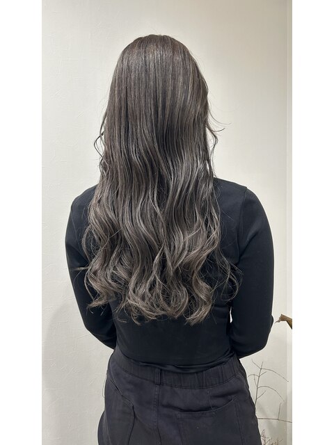 エモージュハイライトカラーアッシュグレーベージュロングヘアー