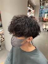 ウノプリールヴァモス(unopulir Vamos)&nbsp;前下がりツイストスパイラルパーマ縦落ちツーブロック刈り上げ