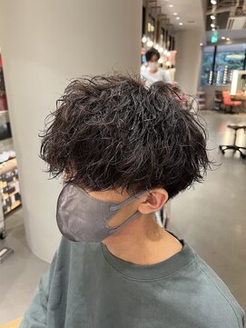 ウノプリールヴァモス(unopulir Vamos) 前下がりツイストスパイラルパーマ縦落ちツーブロック刈り上げ