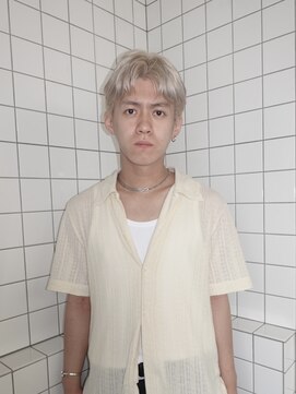 スタニング 渋谷(STUNNING.) ホワイトベージュ/ブリーチカラー/センターパート/メンズカット