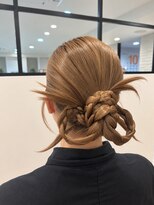 ラメール アヴェダ 西武秋田店(La Melu AVEDA)&nbsp;【毛先で遊ぶ】モードなお団子ヘアアレンジ